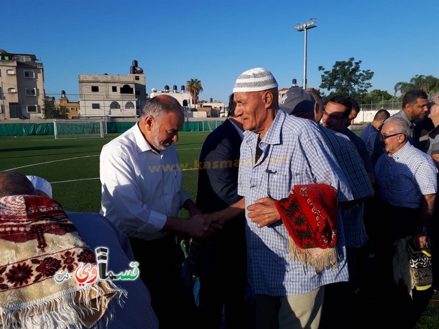  كفرقاسم - فيديو : جموع المصلين يؤدون صلاة عيد الفطر السعيد في المصلى  .. وساحة المصلى والمصلين اشتاقوا لكلمات المؤسس الشيخ عبدالله  الندية ..  